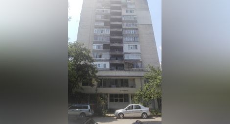 Живeeщи в блок „Родопа“: Сградата потъва, а навсякъде има пукнатини