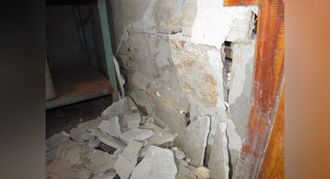 След аварията на водопровода сградата се разцепи и започнаха да падат големи парчета мазилка вътре.      Снимки: Архив