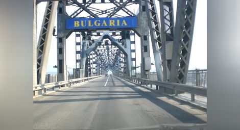 Движението през Дунав мост е затруднено заради ремонт