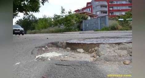 Огромни дупки и стърчащи шахти тормозят  шофьорите по „Григор Пърличев“