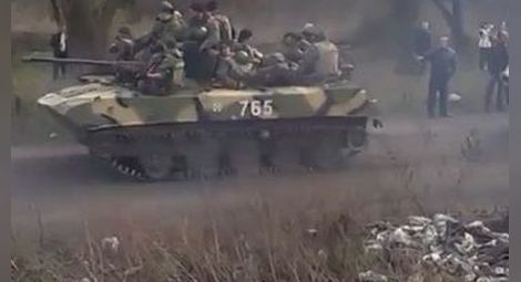 Бронетехника и оръдия на подстъпите на Донецк /видео/