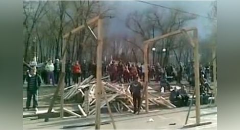 Проруските активисти в Луганск сковаха бесилки за "бандеровците", гонят и бият всеки със символи на Щатите и Англия