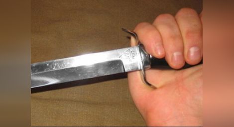 Пиян сваляч наръгал с нож колата на мъж заради забележка