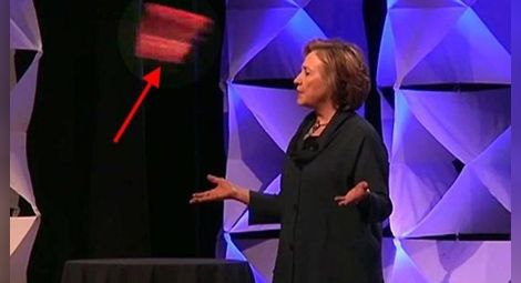 Замерят Хилари Клинтън с обувка (Видео)