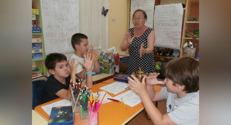 Деца учат руски приказки и песни  през ваканцията в библиотеката