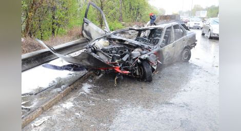 Шофьорът на изгорялото на „България“ БМВ неизвестен