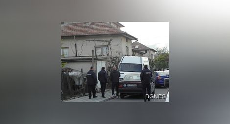 Мъж се барикадира в Черниче, стреля с газов пистолет