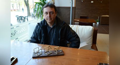 Йордан Дойчинов прави реално възможни невъзможния куб и стълбата на Пенроуз