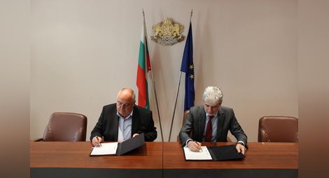 Шефът на ВиК-Русе Сава Савов и министър Нено Димов подписаха вчера договора за финансиране на проекта.    Снимка: МОСВ