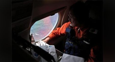 Помощник-пилотът на изчезналия самолет опитал да се обади по телефона след отклоняване от първоначалния курс
