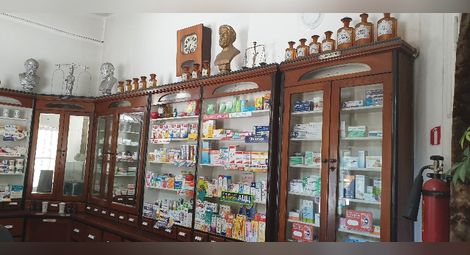 Старинни мебели от Виена разказват история в аптека