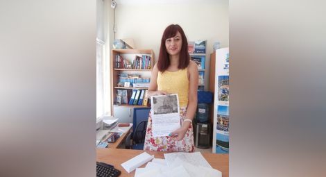 Габриела Иванова от MG travel изтегли името на щастливката, която спечели ваучер за 100 лева.                 Снимки: Авторът