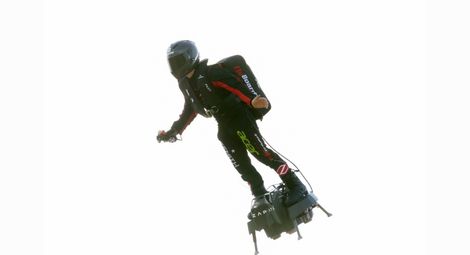 „Летящият човек“ Франки Запата прелетя над Ламанша