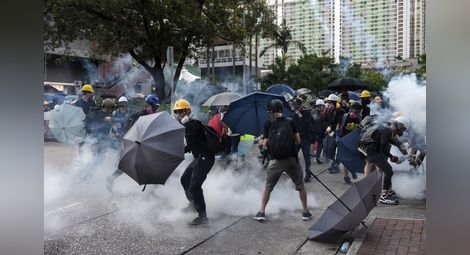 Стотици арести на протестиращи в Хонконг