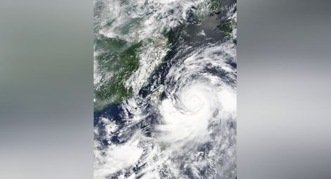 Червен код в Китай заради приближаващия тайфун Лекима