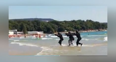 НАТО атакува с черни маски и стрелба варненския плаж, туристите полудяха