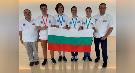 Злато, сребро и бронз носят момчетата от отбора ни по информатика от Баку