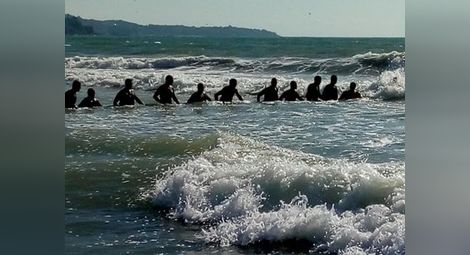 15 военни водолази, лекар и психолог издирвали удавеното момиче във Варна
