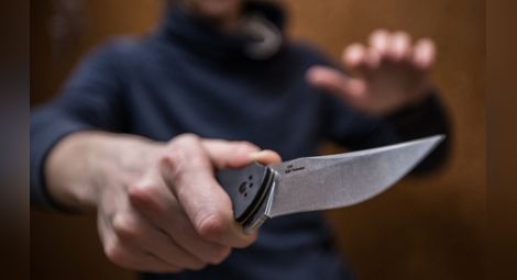 Накърнена чест накарала мъж да погне комшия с нож в ръка
