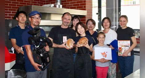 Японска кулинарка разточи баници и тутманици по рецептите на майстор Миро от „Bread Station“