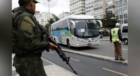 Заложническа драма в Рио: мъж държи 18 души в автобус