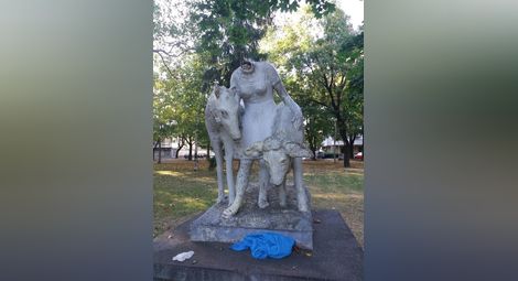 Вандали обезобразиха скулптурата  на малката пастирка в парка