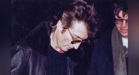 Джон Ленън дава автограф на убиеца си. Няколко часа по-късно великият музикант е мъртъв.  Снимка: rarehistoricalphotos.com