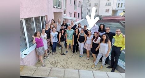 Зорница Ганева /посочена със стрелката/ и колегите й, които събраха пари за храна на малките деца с тежки увреждания в „Слънчо“. 					     Снимка: Фейсбук