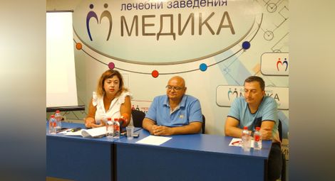 Д-р Кирил Панайотов и Алис Муртезова обясняват по какви проекти за облагородяване на района работи „Медика“. Снимка: Авторът