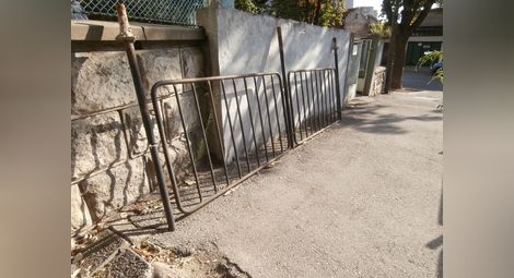 Метална ограда чака месеци да я  върнат на мястото й след ремонт