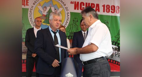 Зам. областният управител Валентин Колев поздравява за празника кмета Валентин Панайотов.                            Снимка: ОА