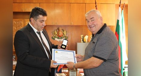 Областният управител Галин Григоров отличи с почетен знак кмета Георги Георгиев.                                                     Снимка: ОА