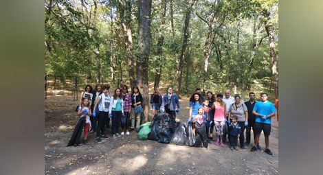 Участниците в акцията от община Русе по традиция се включиха в почистването на лесопарк „Липник“. Снимка: Община Русе