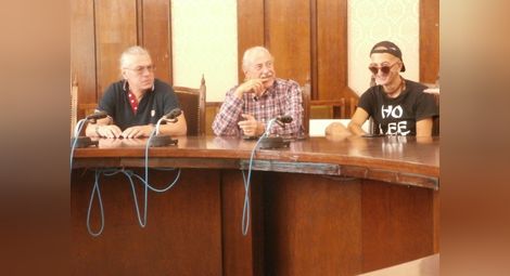 Иван Лечев, Кирил Маричков, Дони и другите членове на групата разказаха любопитни случки от битието на „Фондацията“.                                                                                                  Снимка: Авторът