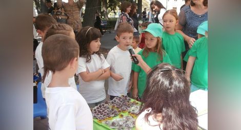 Деца месиха тесто и продаваха  какаови сладки на площада