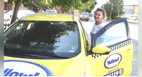 Таксиметровият шофьор Миролюба Бенатова, която не се срамува да застава очи в очи с публиката