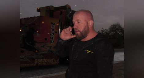 Ловецът на мигранти Динко изправи катастрофирал румънски камион в Русе