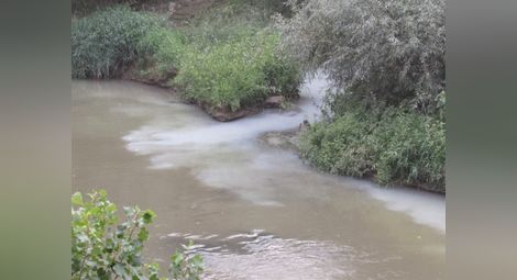 Фирма от Западна промишлена зона засечена да пуска цветни води в Лома