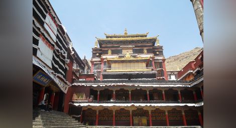 Целият живот на Тибет е съсредоточен в манастирите. Всяко семейство дава поне по един син на служба в манастир.