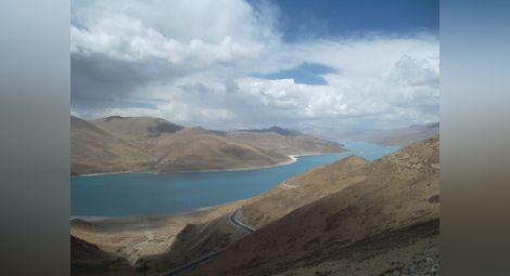 Тибетската планинска пустиня - в тези земи хората благоговеят пред природата и особено пред водата като източник на живот, затова всички води са свещени.
