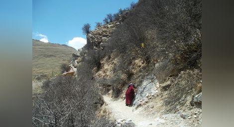 Това е пътеката към храма-пещера, където се е уединявал Лама Цонгпа