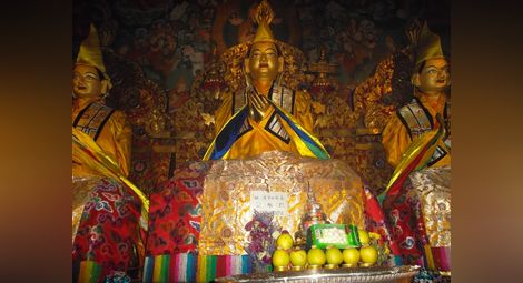 Ганден манастир отвътре. Златните статуи са пищни и отрупани с дарове. Почитта към мъдрите духовни водачи носи благодат и мъдро напътствие в живота, вярват тибетците.Снимки: Авторът