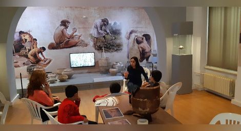Деца от социалния комплекс  реставрираха праисторически съд