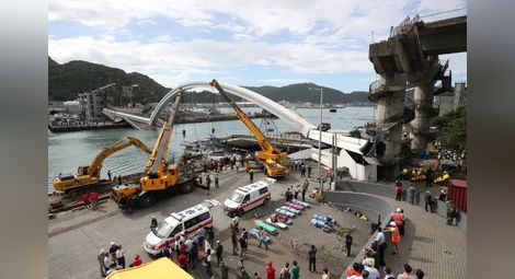 Мост се срути в Тайван, десетки ранени и изчезнали