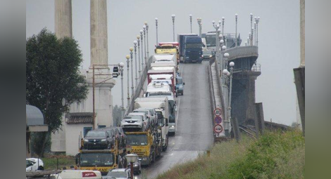 Справка в интернет показва колко се чака на Дунав мост