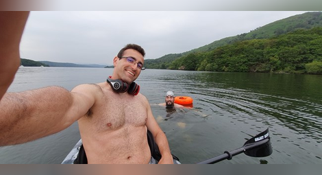 Младият ентусиаст във водите на езерото заедно с брат си Костадин Сотиров, който го придружава с кану. СНИМКА: Личен архив