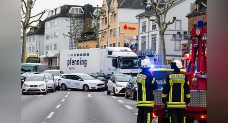 Краден камион се вряза в 9 коли в Германия и рани 9 души