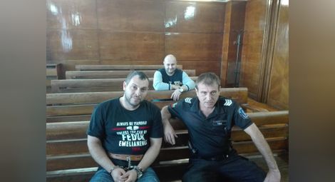 Убиецът Венцислав Руменов Ангелов бе докаран в съдебна зала с белезници на краката и ръцете.                Снимки: Авторът