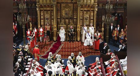 Кралица Елизабет II произнася речта със законодателната програма на правителството пред двете камари на британския парламент в Лондон