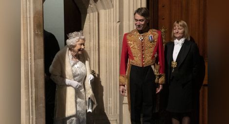 По традиция кралицата присъства на официалното държавно откриване на парламента в Лондон